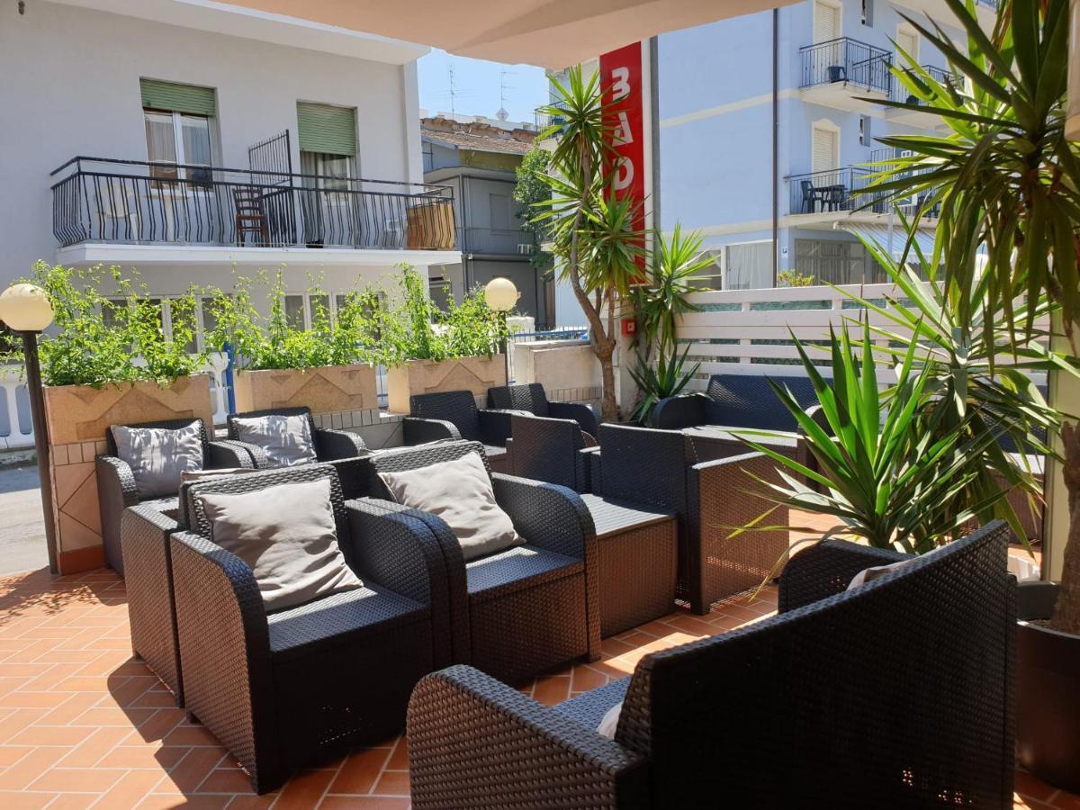 Hotel Baden Baden Римини Екстериор снимка