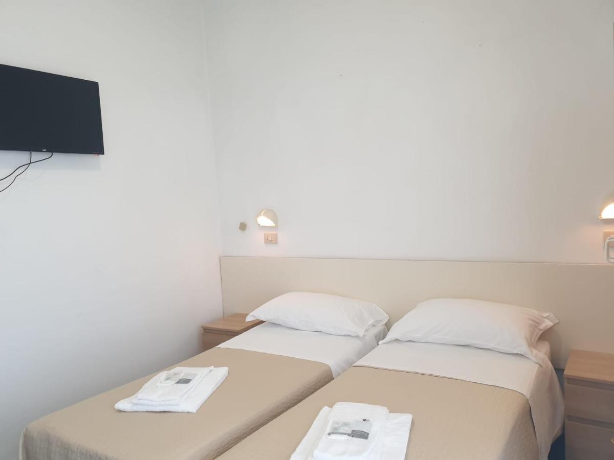 Hotel Baden Baden Римини Екстериор снимка