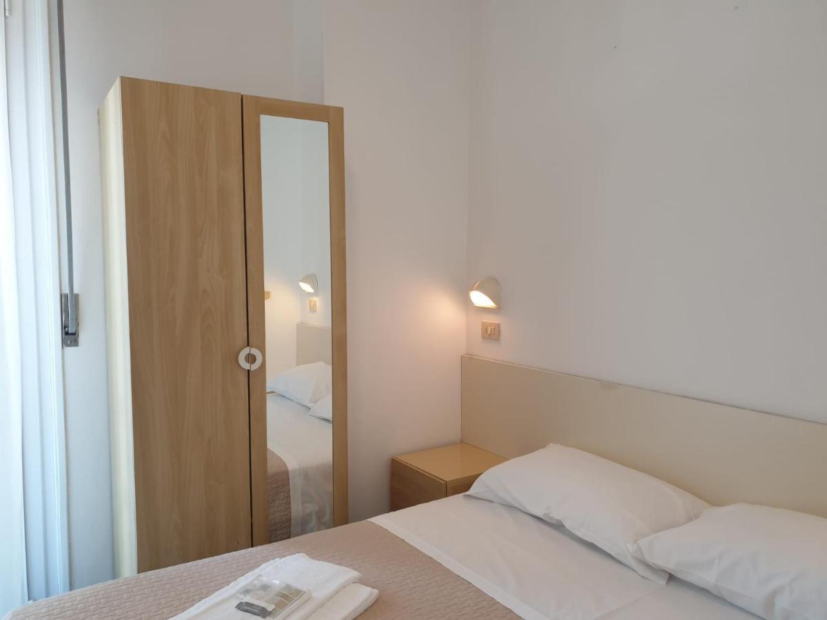 Hotel Baden Baden Римини Екстериор снимка