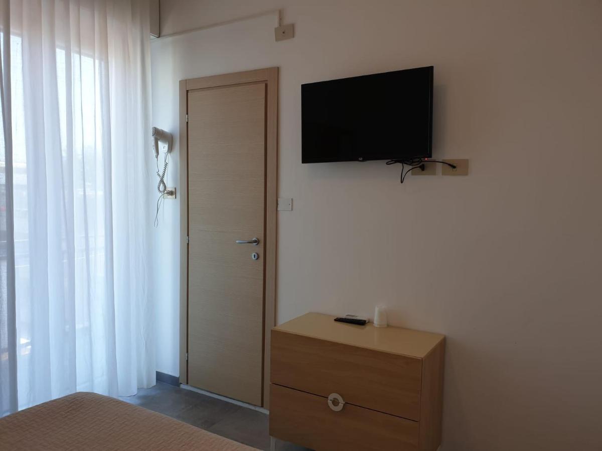 Hotel Baden Baden Римини Екстериор снимка