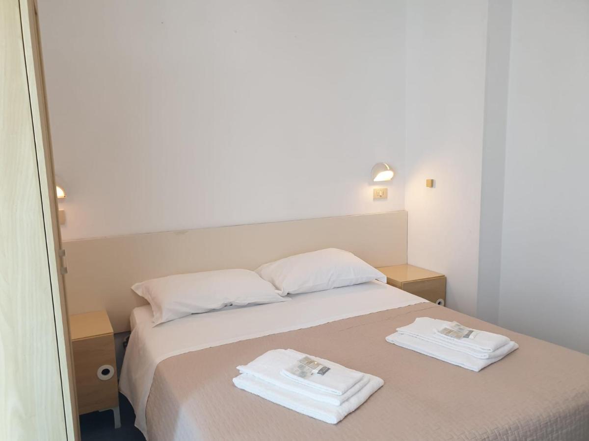 Hotel Baden Baden Римини Екстериор снимка
