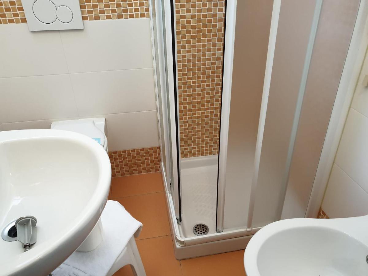Hotel Baden Baden Римини Екстериор снимка