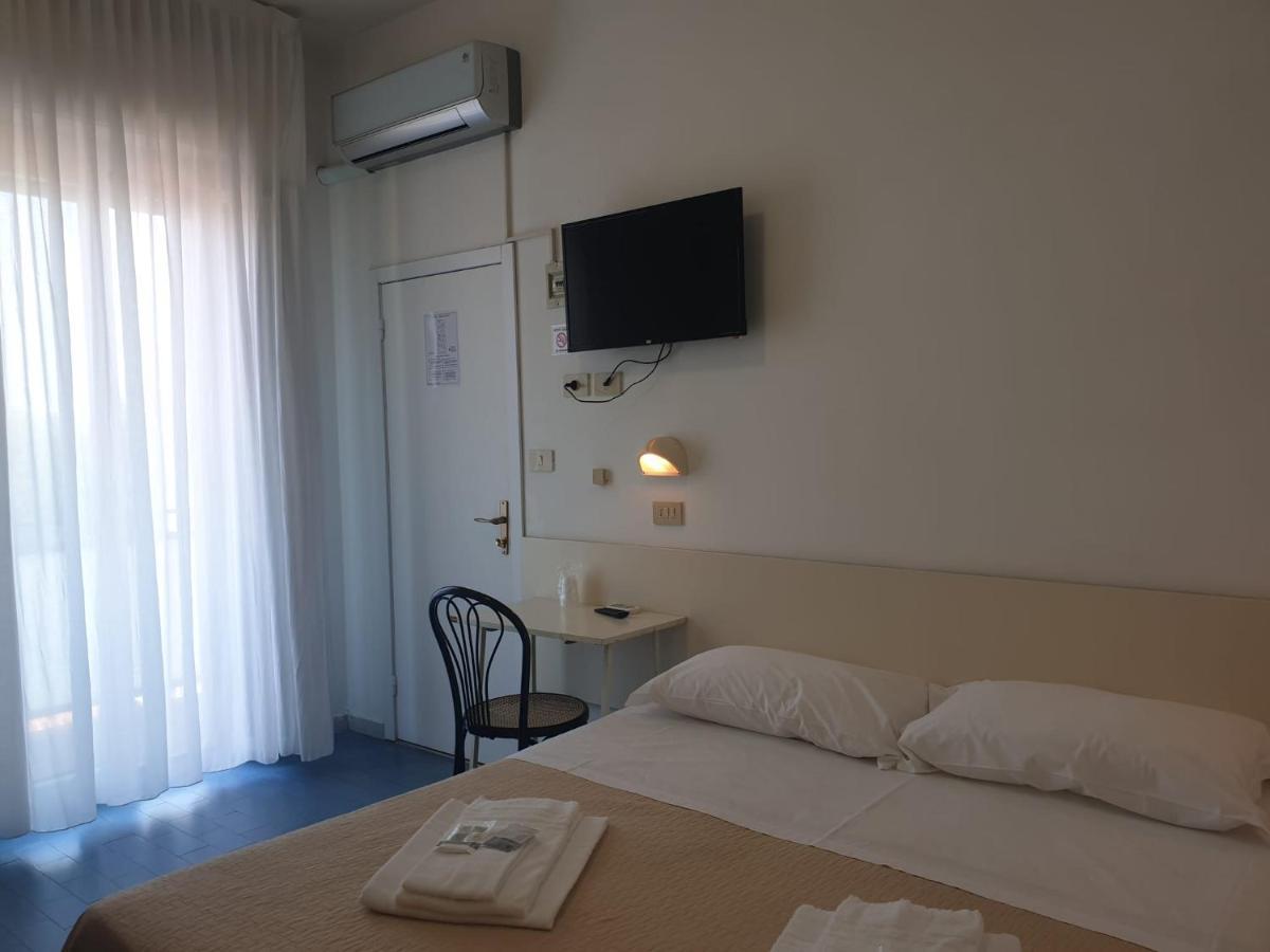 Hotel Baden Baden Римини Екстериор снимка